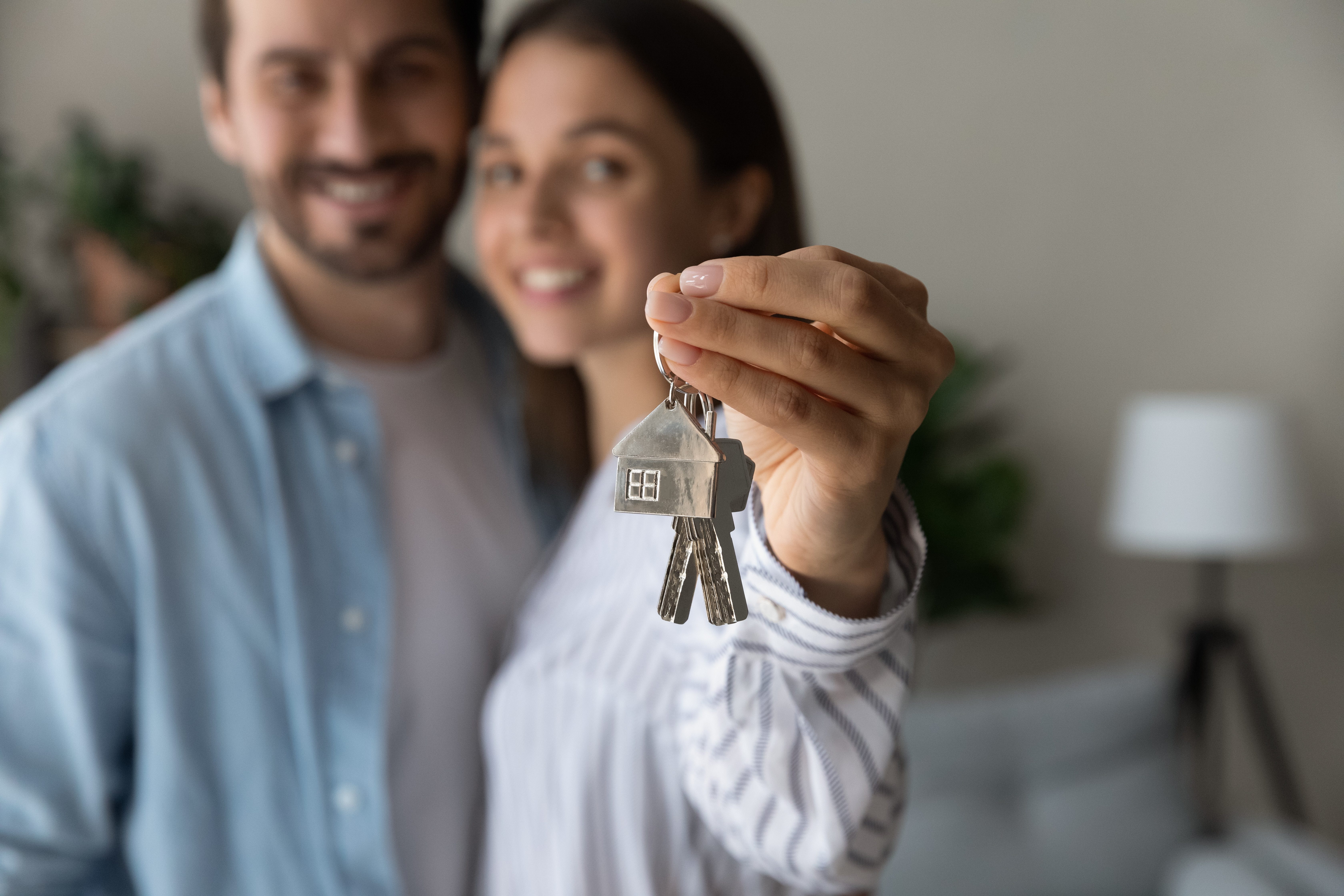 Crop,Close,Up,Of,Excited,Young,Caucasian,Couple,Show,Keys